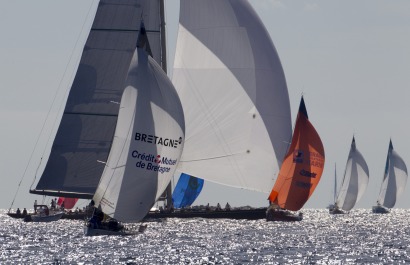 Les Figaros devant St Tropez lors de la 2eme etape de la Generali Solo entre Barcelone et Beaulieu sur Mer - le 01/10/2013