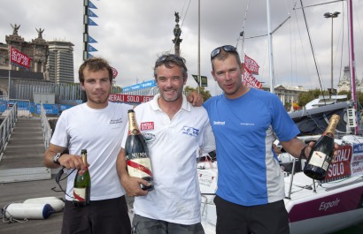 Gildas Mahe, vainqueur entoure de Corentin Horeau (2eme) et Thierry Chabagny (3eme) de la 1ere etape de la Generali Solo entre C