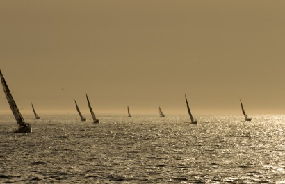 Les Figaros Beneteau apres le depart de la 2eme etape de la Solitaire du Figaro - Eric Bompard cachemire entre Sanxenxo (Espagne