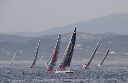 Les Figaros Beneteau apres le depart de la 2eme etape de la Solitaire du Figaro - Eric Bompard cachemire entre Sanxenxo (Espagne