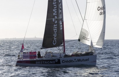 Sebastien Simon (Bretagne Credit Mutuel Espoir) en tete au passage de Basse Jaune avant l arrivee de la 2eme etape de la Solitai