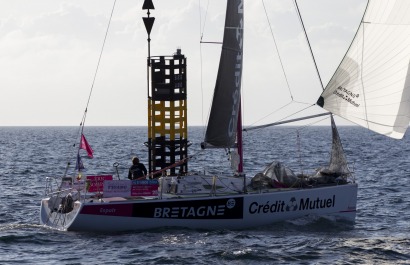 Sebastien Simon (Bretagne Credit Mutuel Espoir) en tete au passage de Basse Jaune avant l arrivee de la 2eme etape de la Solitai