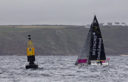 Les Figaros Beneteau au passage de Land's End lors de la 4eme etape de la Solitaire du Figaro - Eric Bompard cachemire entre Tor