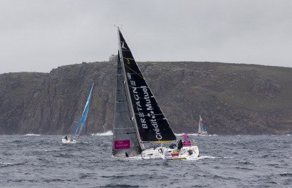 Les Figaros Beneteau au passage de Land's End lors de la 4eme etape de la Solitaire du Figaro - Eric Bompard cachemire entre Tor