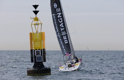 Les Figaros Beneteau au passage de la bouee Owers lors de la 4eme etape de la Solitaire du Figaro - Eric Bompard cachemire entre