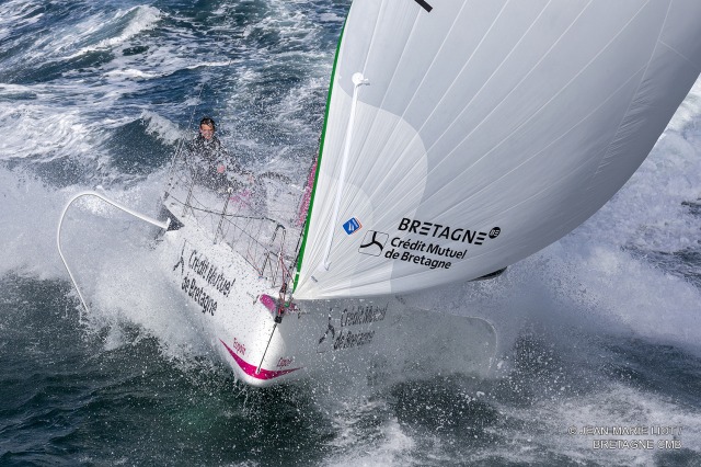 Les Figaro 3 Bretagne CMB, skipper Espoir Tom Laperche, skipper Performance Loïs Berrehar, à l'entrainement au large des Iles Gl