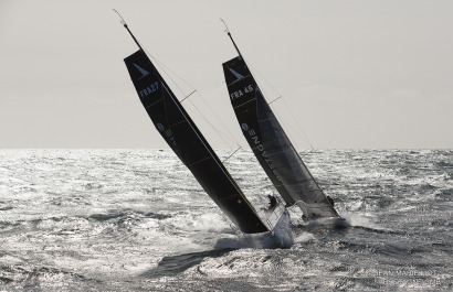 Les Figaro 3 Bretagne CMB, skipper Espoir Tom Laperche, skipper Performance Loïs Berrehar, à l'entrainement au large des Iles Gl