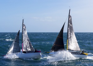 Les Figaro 3 Bretagne CMB, skipper Espoir Tom Laperche, skipper Performance Loïs Berrehar, à l'entrainement au large des Iles Gl