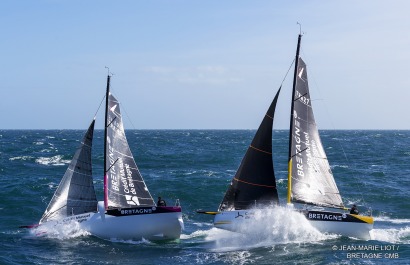 Les Figaro 3 Bretagne CMB, skipper Espoir Tom Laperche, skipper Performance Loïs Berrehar, à l'entrainement au large des Iles Gl