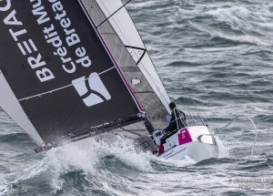 Les Figaro 3 Bretagne CMB, skipper Espoir Tom Laperche, skipper Performance Loïs Berrehar, à l'entrainement au large des Iles Gl