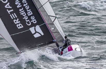 Les Figaro 3 Bretagne CMB, skipper Espoir Tom Laperche, skipper Performance Loïs Berrehar, à l'entrainement au large des Iles Gl