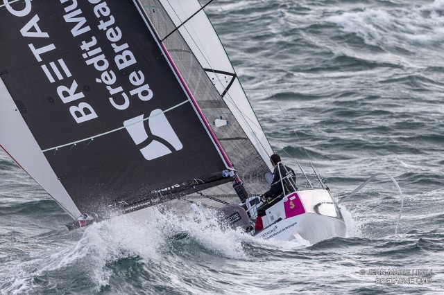 Les Figaro 3 Bretagne CMB, skipper Espoir Tom Laperche, skipper Performance Loïs Berrehar, à l'entrainement au large des Iles Gl