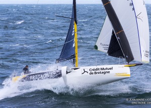 Les Figaro 3 Bretagne CMB, skipper Espoir Tom Laperche, skipper Performance Loïs Berrehar, à l'entrainement au large des Iles Gl