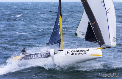 Les Figaro 3 Bretagne CMB, skipper Espoir Tom Laperche, skipper Performance Loïs Berrehar, à l'entrainement au large des Iles Gl