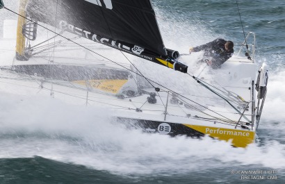 Les Figaro 3 Bretagne CMB, skipper Espoir Tom Laperche, skipper Performance Loïs Berrehar, à l'entrainement au large des Iles Gl