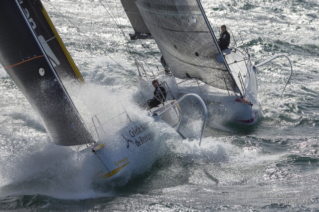 Les Figaro 3 Bretagne CMB, skipper Espoir Tom Laperche, skipper Performance Loïs Berrehar, à l'entrainement au large des Iles Gl