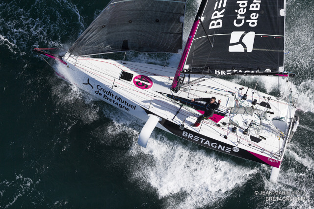 Les Figaro 3 Bretagne CMB, skipper Espoir Tom Laperche, skipper Performance Loïs Berrehar, à l'entrainement au large des Iles Gl