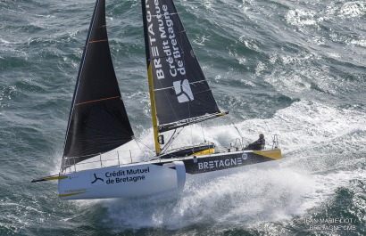 Les Figaro 3 Bretagne CMB, skipper Espoir Tom Laperche, skipper Performance Loïs Berrehar, à l'entrainement au large des Iles Gl