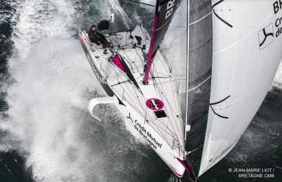 Les Figaro 3 Bretagne CMB, skipper Espoir Tom Laperche, skipper Performance Loïs Berrehar, à l'entrainement au large des Iles Gl