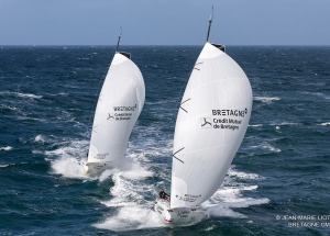 Les Figaro 3 Bretagne CMB, skipper Espoir Tom Laperche, skipper Performance Loïs Berrehar, à l'entrainement au large des Iles Gl