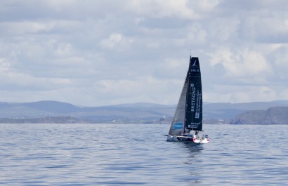 Tom Laperche, skipper du Figaro Bretagne CMB Espoir en approche du phare du Fastnet lors de la 1ere étape de la Solitaire Urgo L