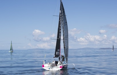 Tom Laperche, skipper du Figaro Bretagne CMB Espoir en approche du phare du Fastnet lors de la 1ere étape de la Solitaire Urgo L