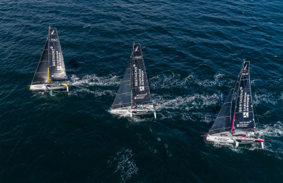 Les Figaro du team Bretagne CMB, Performance Loïs Berrehar, Espoir Tom Laperche, Oceane Elodie Bonafous, naviguent en baie de Po