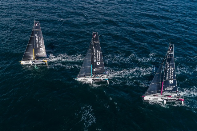 Les Figaro du team Bretagne CMB, Performance Loïs Berrehar, Espoir Tom Laperche, Oceane Elodie Bonafous, naviguent en baie de Po