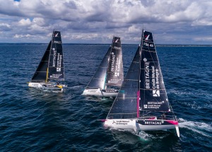 Les Figaro du team Bretagne CMB, Performance Loïs Berrehar, Espoir Tom Laperche, Oceane Elodie Bonafous, naviguent en baie de Po