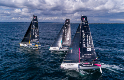 Les Figaro du team Bretagne CMB, Performance Loïs Berrehar, Espoir Tom Laperche, Oceane Elodie Bonafous, naviguent en baie de Po