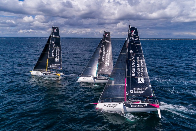 Les Figaro du team Bretagne CMB, Performance Loïs Berrehar, Espoir Tom Laperche, Oceane Elodie Bonafous, naviguent en baie de Po