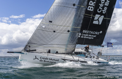 Les Figaro du team Bretagne CMB, Performance Loïs Berrehar, Espoir Tom Laperche, Oceane Elodie Bonafous, naviguent en baie de Po