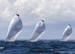 Les Figaro du team Bretagne CMB, Performance Loïs Berrehar, Espoir Tom Laperche, Oceane Elodie Bonafous, naviguent en baie de Po