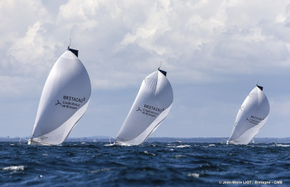 Les Figaro du team Bretagne CMB, Performance Loïs Berrehar, Espoir Tom Laperche, Oceane Elodie Bonafous, naviguent en baie de Po