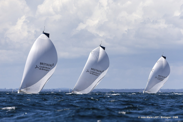 Les Figaro du team Bretagne CMB, Performance Loïs Berrehar, Espoir Tom Laperche, Oceane Elodie Bonafous, naviguent en baie de Po