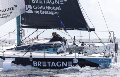 Les Figaro du team Bretagne CMB, Performance Loïs Berrehar, Espoir Tom Laperche, Oceane Elodie Bonafous, naviguent en baie de Po