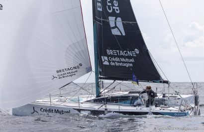 Les Figaro du team Bretagne CMB, Performance Loïs Berrehar, Espoir Tom Laperche, Oceane Elodie Bonafous, naviguent en baie de Po