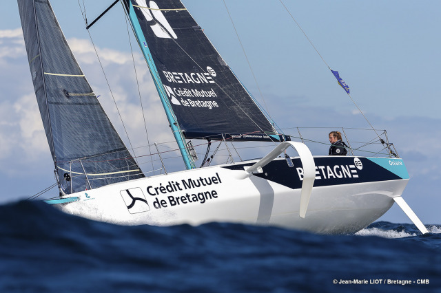 Les Figaro du team Bretagne CMB, Performance Loïs Berrehar, Espoir Tom Laperche, Oceane Elodie Bonafous, naviguent en baie de Po