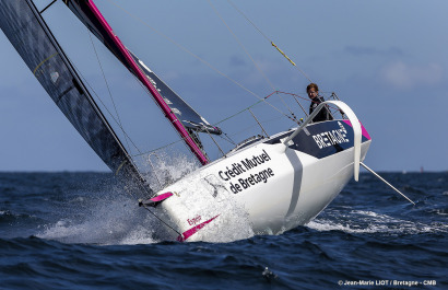 Les Figaro du team Bretagne CMB, Performance Loïs Berrehar, Espoir Tom Laperche, Oceane Elodie Bonafous, naviguent en baie de Po