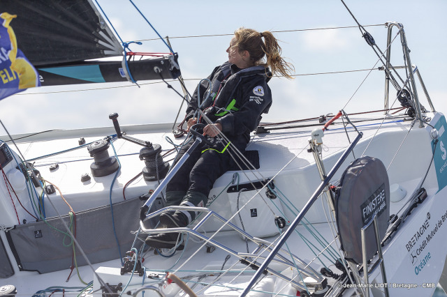 Les Figaro du team Bretagne CMB, Performance Loïs Berrehar, Espoir Tom Laperche, Oceane Elodie Bonafous, naviguent en baie de Po