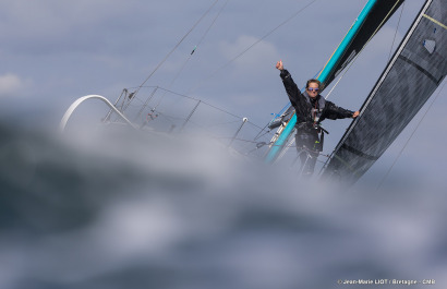 Les Figaro du team Bretagne CMB, Performance Loïs Berrehar, Espoir Tom Laperche, Oceane Elodie Bonafous, naviguent en baie de Po