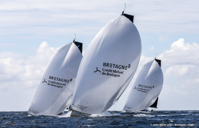 Les Figaro du team Bretagne CMB, Performance Loïs Berrehar, Espoir Tom Laperche, Oceane Elodie Bonafous, naviguent en baie de Po