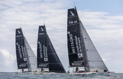 Les Figaro du team Bretagne CMB, Performance Loïs Berrehar, Espoir Tom Laperche, Oceane Elodie Bonafous, naviguent en baie de Po