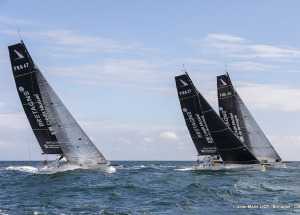 Les Figaro du team Bretagne CMB, Performance Loïs Berrehar, Espoir Tom Laperche, Oceane Elodie Bonafous, naviguent en baie de Po