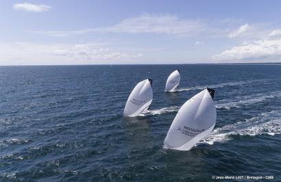 Les Figaro du team Bretagne CMB, Performance Loïs Berrehar, Espoir Tom Laperche, Oceane Elodie Bonafous, naviguent en baie de Po