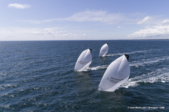 Les Figaro du team Bretagne CMB, Performance Loïs Berrehar, Espoir Tom Laperche, Oceane Elodie Bonafous, naviguent en baie de Po