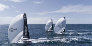 Les Figaro du team Bretagne CMB, Performance Loïs Berrehar, Espoir Tom Laperche, Oceane Elodie Bonafous, naviguent en baie de Po