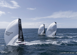 Les Figaro du team Bretagne CMB, Performance Loïs Berrehar, Espoir Tom Laperche, Oceane Elodie Bonafous, naviguent en baie de Po