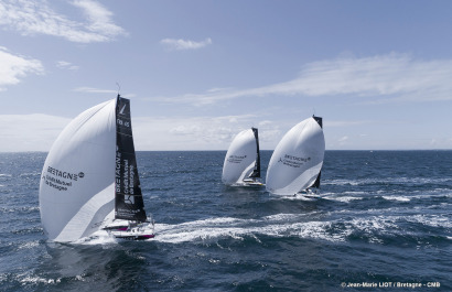 Les Figaro du team Bretagne CMB, Performance Loïs Berrehar, Espoir Tom Laperche, Oceane Elodie Bonafous, naviguent en baie de Po