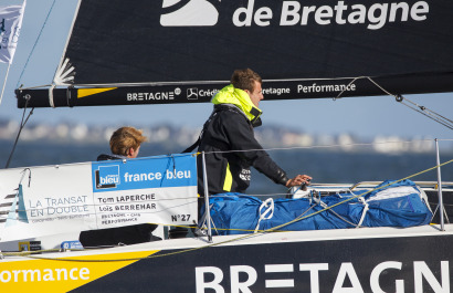 Tom Laperche et Lois Berrehar a bord du Figaro Bretagne CMB Performance lors du depart de la Transat en Double Concarneau-Saint 